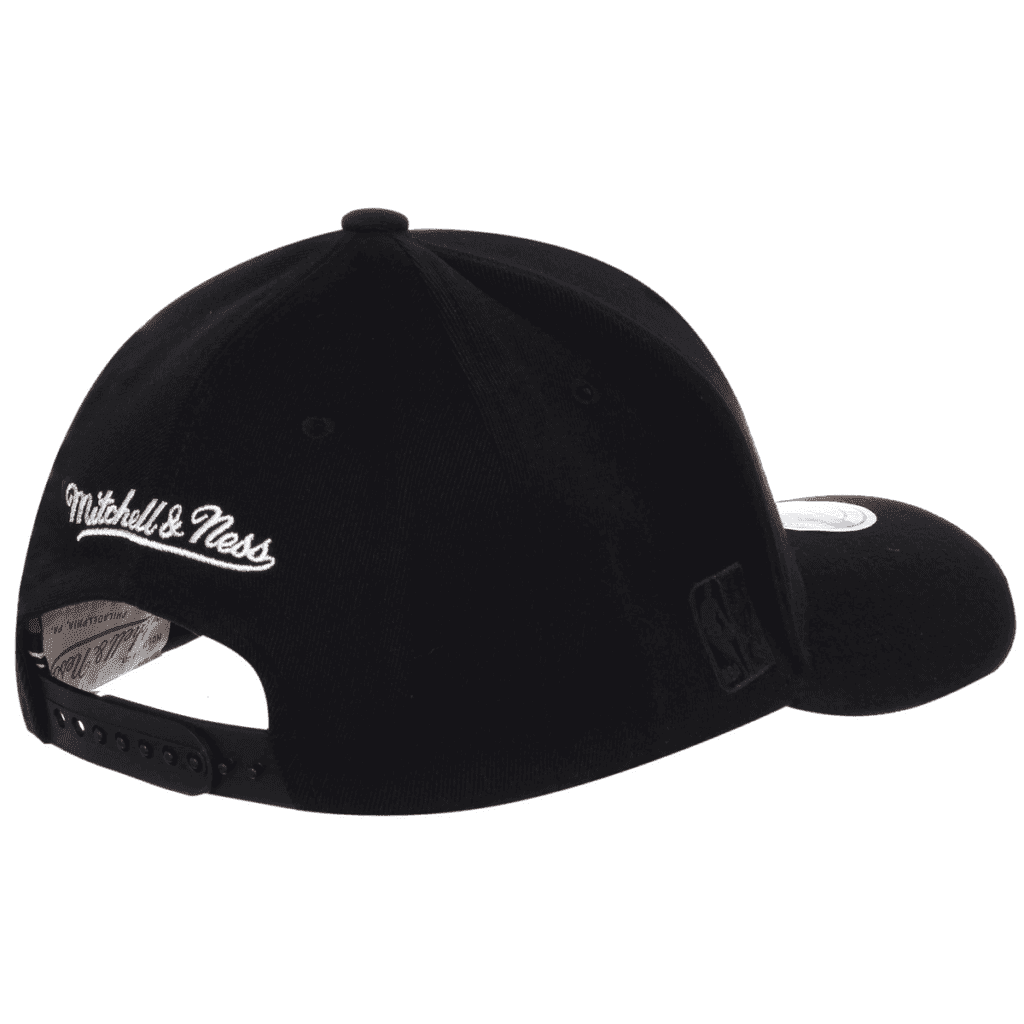 Mitchell & Ness Chicago Bulls Cap Logo 2 Mitchell & Ness Chicago Bulls Cap Logo 1